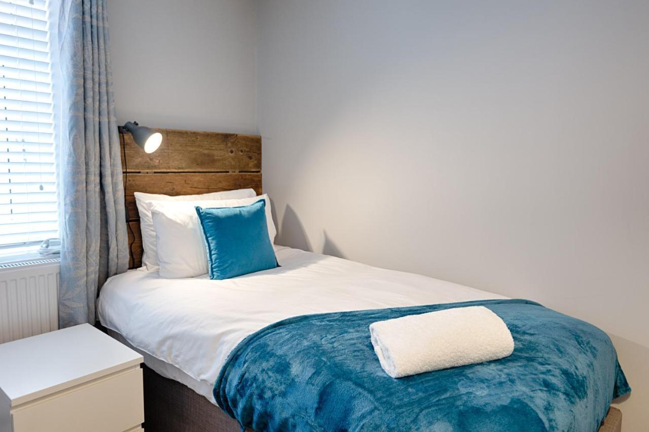 לאנלי 3 Rm Studio, Open-Plan Living, Dining, & Kitchen מראה חיצוני תמונה