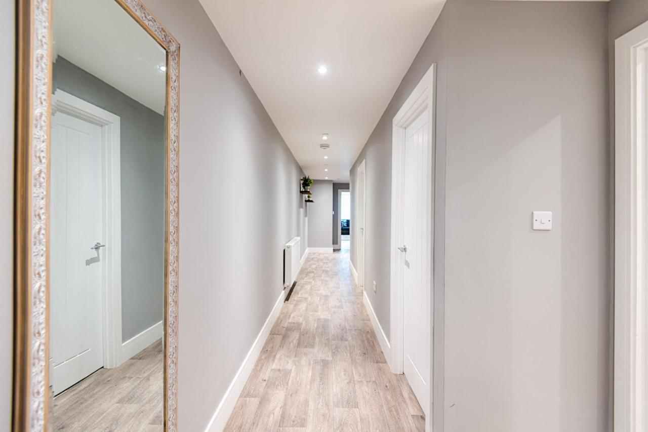 לאנלי 3 Rm Studio, Open-Plan Living, Dining, & Kitchen מראה חיצוני תמונה
